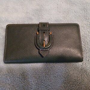 NWT Fossil wallet is a stylish women's accessory in a solid green color (0415)